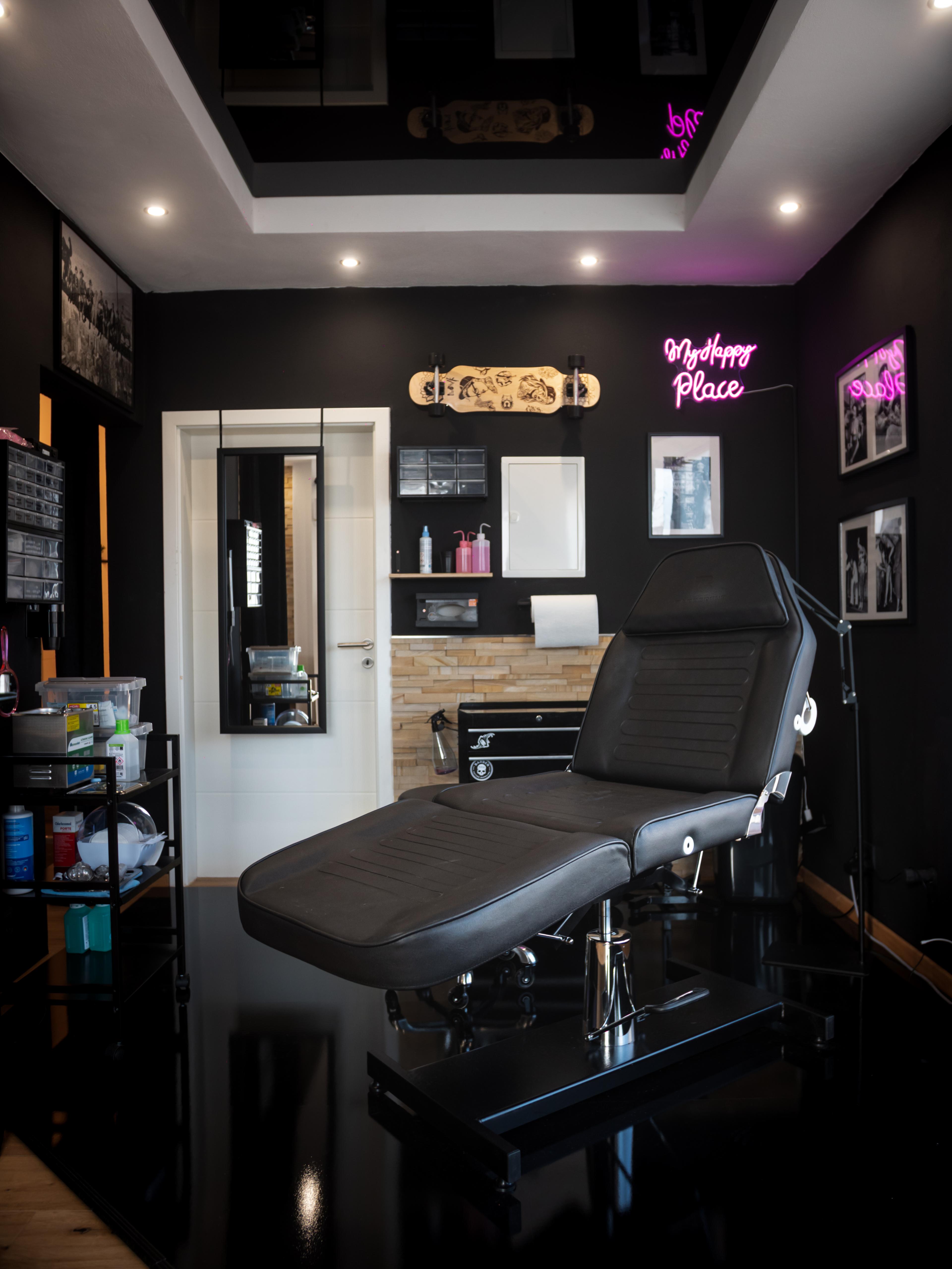 Second workstation with "My Happy Place" neon sign — Harmony of Ink Homburg